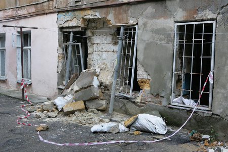 В жилом доме на улице Колонтаевской, 51, рухнула часть несущей стены (фоторепортаж)