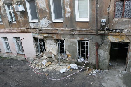 В жилом доме на улице Колонтаевской, 51, рухнула часть несущей стены (фоторепортаж)