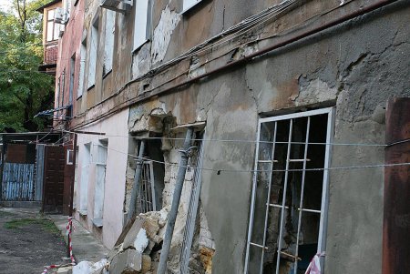 В жилом доме на улице Колонтаевской, 51, рухнула часть несущей стены (фоторепортаж)