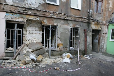 В жилом доме на улице Колонтаевской, 51, рухнула часть несущей стены (фоторепортаж)