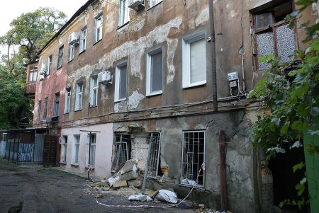 В жилом доме на улице Колонтаевской, 51, рухнула часть несущей стены (фоторепортаж)