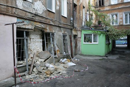 В жилом доме на улице Колонтаевской, 51, рухнула часть несущей стены (фоторепортаж)