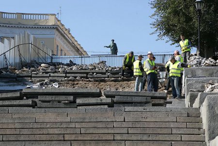 Потемкинской лестница «полысела» на три пролета (фоторепортаж)