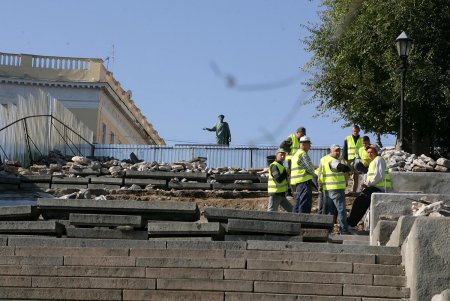 Потемкинской лестница «полысела» на три пролета (фоторепортаж)
