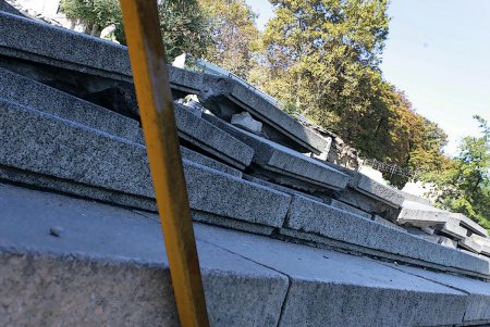 Потемкинской лестница «полысела» на три пролета (фоторепортаж)