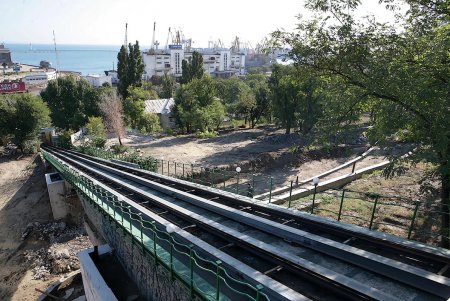 Потемкинской лестница «полысела» на три пролета (фоторепортаж)