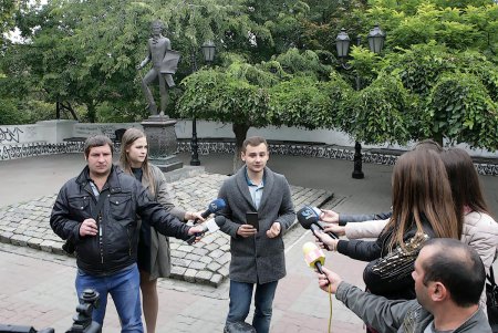 У памятника Дерибасу выросла «ржавая» стела с кодом (фоторепортаж)