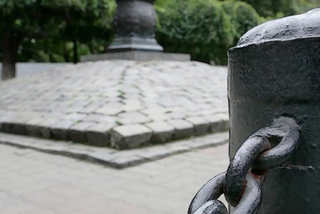 У памятника Дерибасу выросла «ржавая» стела с кодом (фоторепортаж)