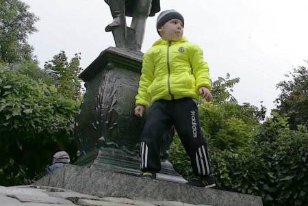 У памятника Дерибасу выросла «ржавая» стела с кодом (фоторепортаж)