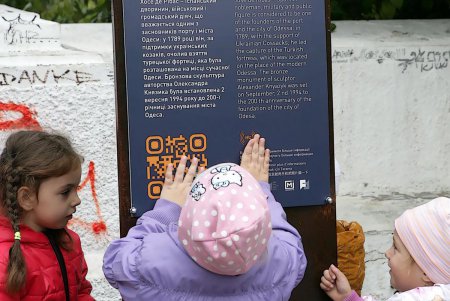 У памятника Дерибасу выросла «ржавая» стела с кодом (фоторепортаж)