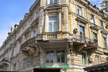 Возле одесского Театра оперы и балета будут реставрировать  примечательный дом (фоторепортаж)