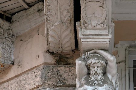 Возле одесского Театра оперы и балета будут реставрировать  примечательный дом (фоторепортаж)