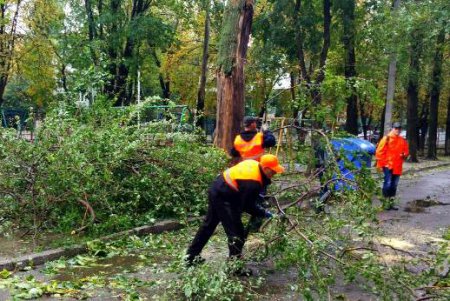 В Одессе повреждено 173 воздушных кабельных линии  и 642 объекта находятся без света (фото)