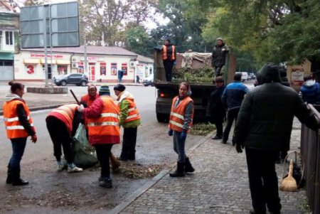 В Одессе повреждено 173 воздушных кабельных линии  и 642 объекта находятся без света (фото)