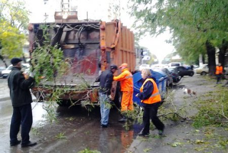 В Одессе повреждено 173 воздушных кабельных линии  и 642 объекта находятся без света (фото)