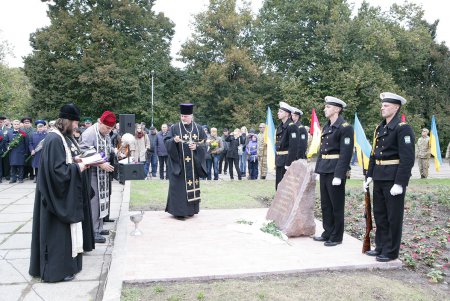 Закладка Мемориала в сквере Героев Небесной сотни (фоторепортаж)