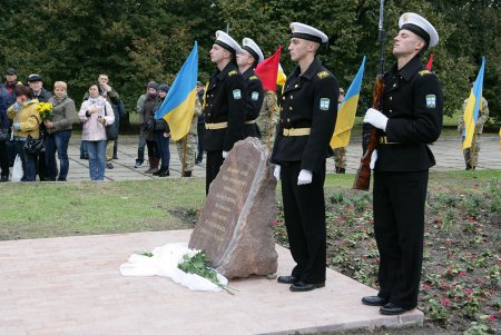 Закладка Мемориала в сквере Героев Небесной сотни (фоторепортаж)