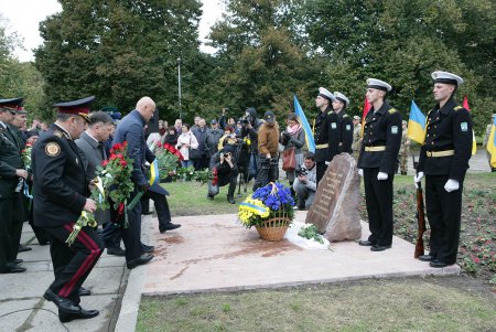 Закладка Мемориала в сквере Героев Небесной сотни (фоторепортаж)