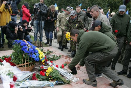 Закладка Мемориала в сквере Героев Небесной сотни (фоторепортаж)
