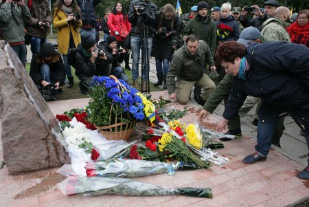 Закладка Мемориала в сквере Героев Небесной сотни (фоторепортаж)