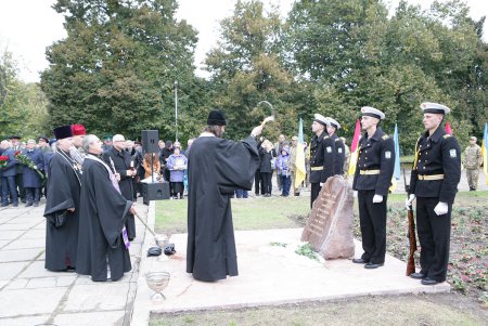 Закладка Мемориала в сквере Героев Небесной сотни (фоторепортаж)