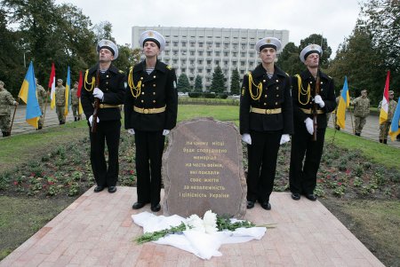 Закладка Мемориала в сквере Героев Небесной сотни (фоторепортаж)