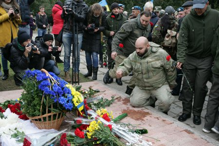 Закладка Мемориала в сквере Героев Небесной сотни (фоторепортаж)