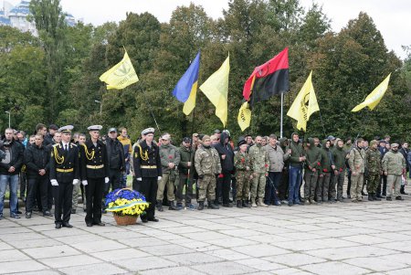 Закладка Мемориала в сквере Героев Небесной сотни (фоторепортаж)