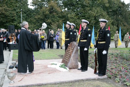 Закладка Мемориала в сквере Героев Небесной сотни (фоторепортаж)