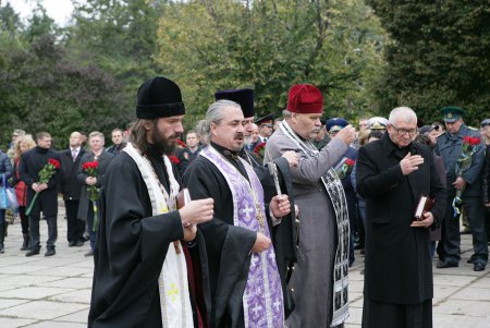 Закладка Мемориала в сквере Героев Небесной сотни (фоторепортаж)