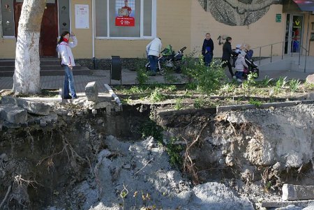На Сегедской завершается замена теплосетей (фоторепортаж)