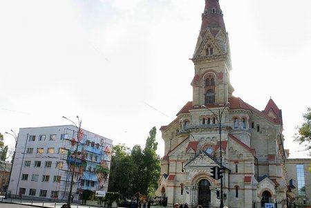 Напротив одесской Кирхи художники создают красочный мурал (фото)