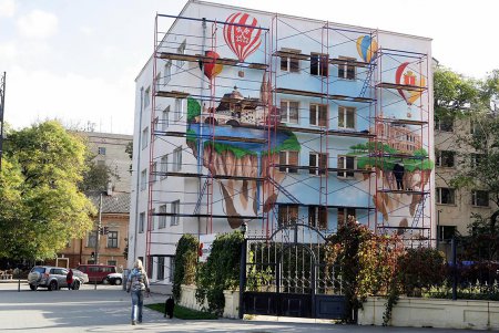 Напротив одесской Кирхи художники создают красочный мурал (фото)