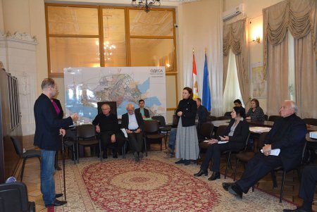 Греческий парк: аллея фонтанов, концертная площадка и декоративные растения (фото)