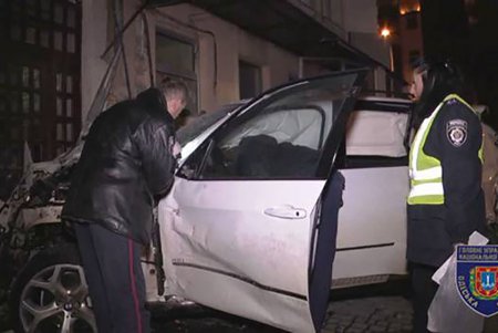 Водителя внедорожника, покалечившего четырех человек и убившего двоих, объявили в розыск (фото) 