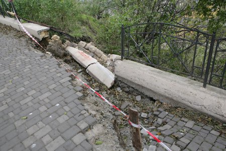 Парк Шевченко постигла одесская «геологическая неприятность» (фоторепортаж)