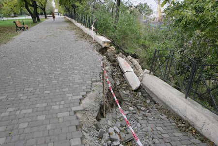 Парк Шевченко постигла одесская «геологическая неприятность» (фоторепортаж)