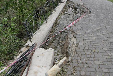 Парк Шевченко постигла одесская «геологическая неприятность» (фоторепортаж)