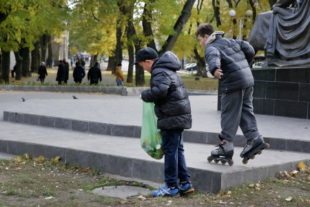 «Дюковская мафия» призывает к общественно-полезному труду заради нашей мамы (фоторепортаж)