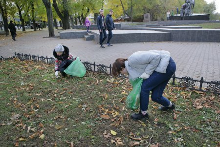 «Дюковская мафия» призывает к общественно-полезному труду заради нашей мамы (фоторепортаж)