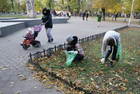 «Дюковская мафия» призывает к общественно-полезному труду заради нашей мамы (фоторепортаж)