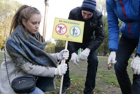 «Дюковская мафия» призывает к общественно-полезному труду заради нашей мамы (фоторепортаж)