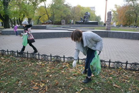 «Дюковская мафия» призывает к общественно-полезному труду заради нашей мамы (фоторепортаж)