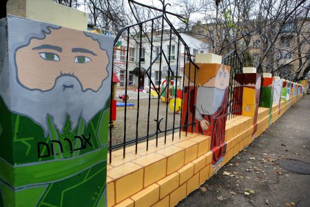На стене школы появился мурал с элементами истории еврейского народа (фоторепортаж)