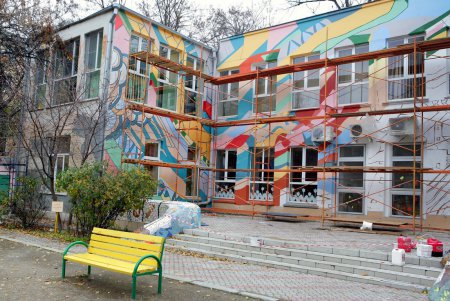 На стене школы появился мурал с элементами истории еврейского народа (фоторепортаж)