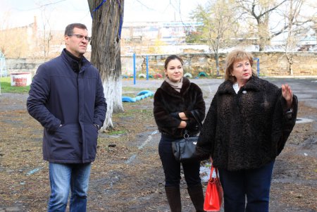 В Одессе продолжаются работы по утеплению фасадов учебных заведений (фоторепортаж)