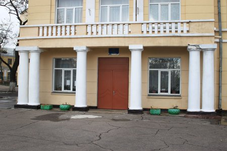 В Одессе продолжаются работы по утеплению фасадов учебных заведений (фоторепортаж)