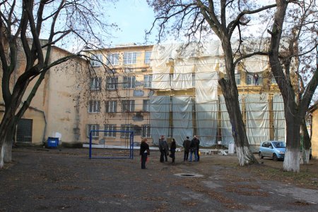 В Одессе продолжаются работы по утеплению фасадов учебных заведений (фоторепортаж)