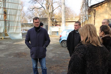 В Одессе продолжаются работы по утеплению фасадов учебных заведений (фоторепортаж)