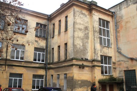 В Одессе продолжаются работы по утеплению фасадов учебных заведений (фоторепортаж)